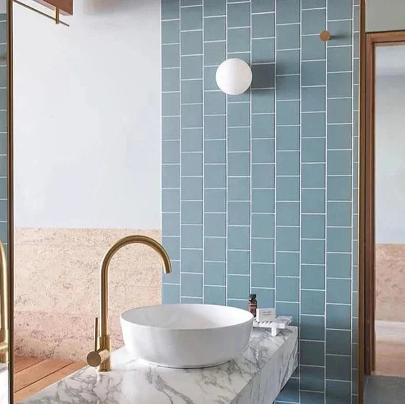 Lampada da Parete Circolare in Vetro Bianco Latte Moderno