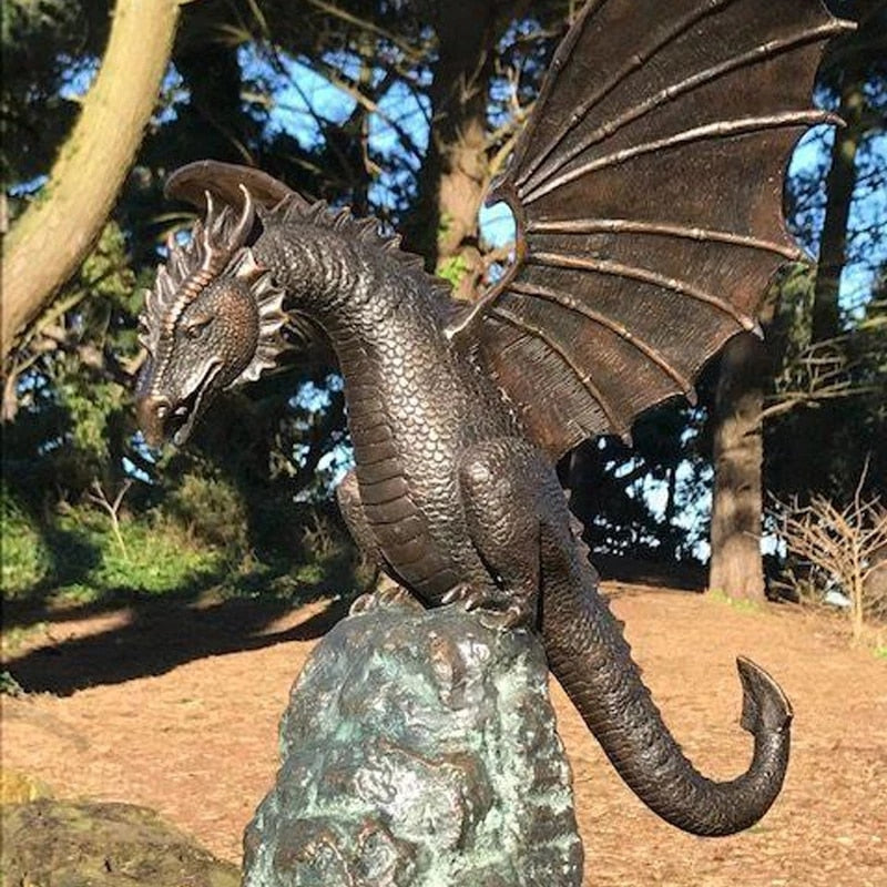 Maestosa scultura di fontana con drago sputafuoco