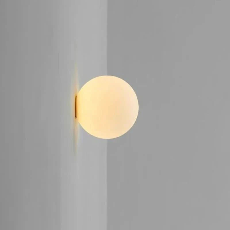 Lampada da Parete Circolare in Vetro Bianco Latte Moderno