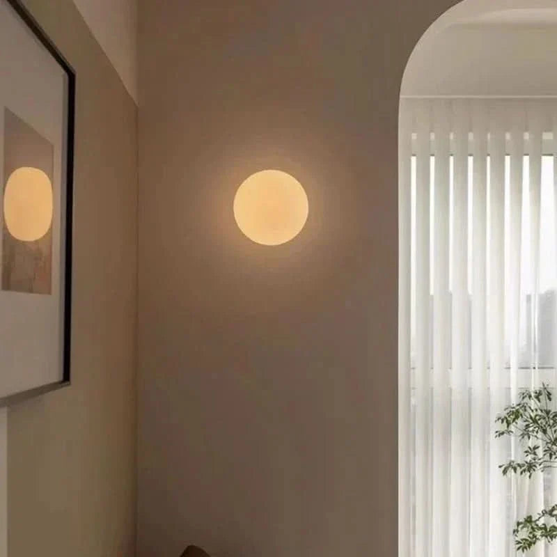Lampada da Parete Circolare in Vetro Bianco Latte Moderno