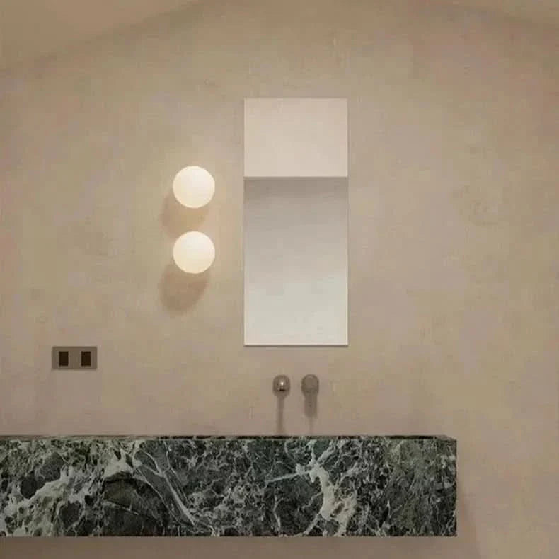 Lampada da Parete Circolare in Vetro Bianco Latte Moderno
