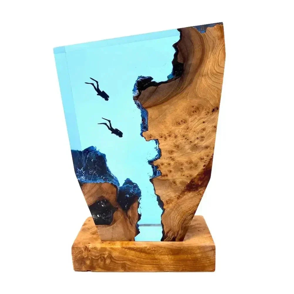 Lampada da Tavolo LED Oceano Subacqueo – Lampada Decorativa in Legno con Resina Epossidica e Design di Paesaggio Carsico