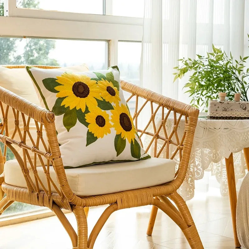 Caelirae - Cuscino Decorativo Ricamato in Cotone 45x45 cm con Motivo di Girasole