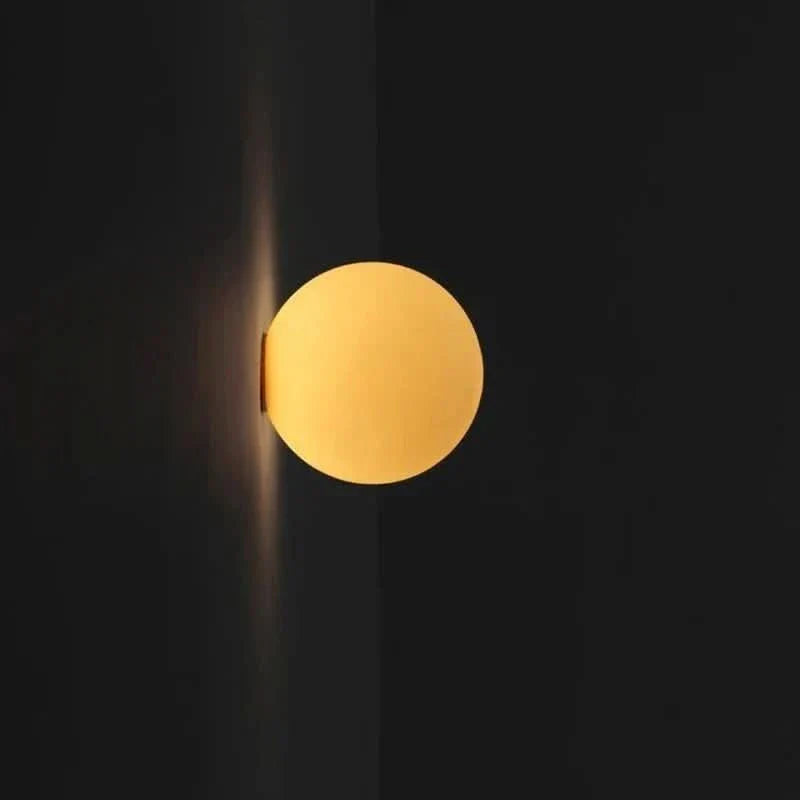 Lampada da Parete Circolare in Vetro Bianco Latte Moderno
