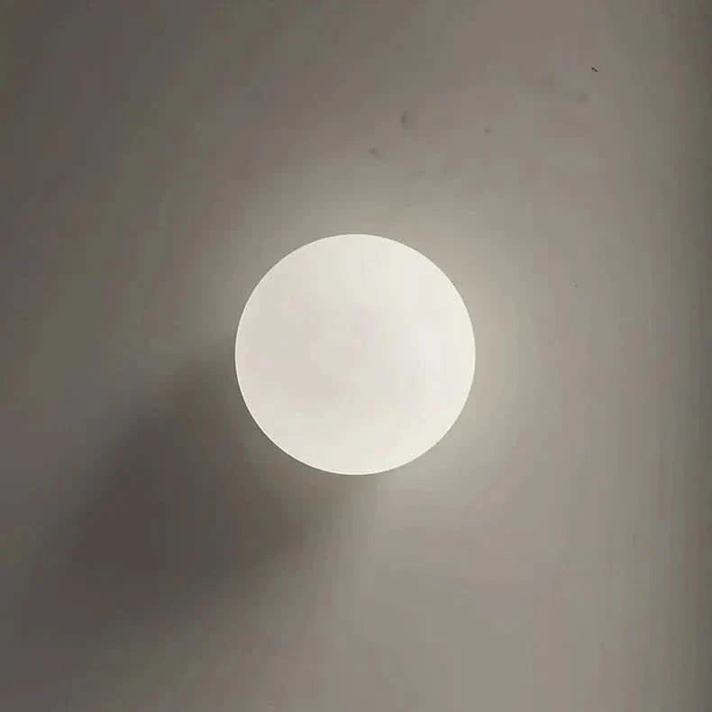 Lampada da Parete Circolare in Vetro Bianco Latte Moderno