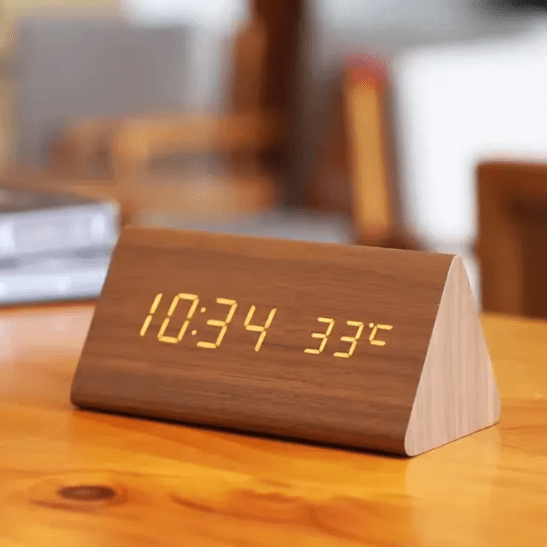 WOODSENSE – Orologio in legno LED con controllo vocale per una visualizzazione elegante del tempo