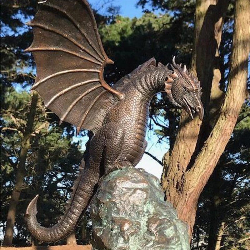 Maestosa scultura di fontana con drago sputafuoco