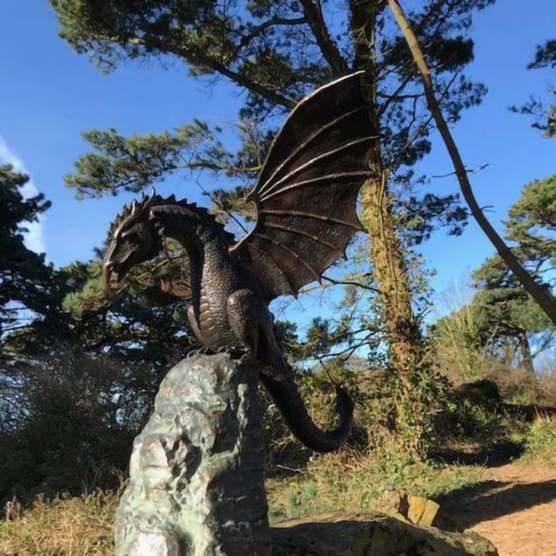 Maestosa scultura di fontana con drago sputafuoco