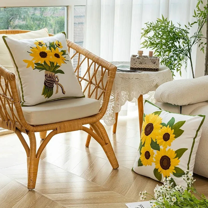 Caelirae - Cuscino Decorativo Ricamato in Cotone 45x45 cm con Motivo di Girasole