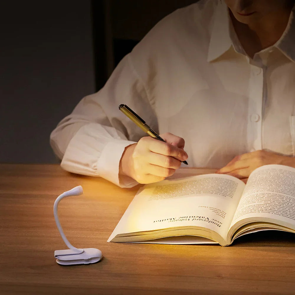 Mini Luce da Libro - Luce Notturna Portatile Clip-On con Ricarica USB, LED Dimmerabile per Camera da Letto, Protezione per gli Occhi e Campeggio - Lampada da Libro con Clip Ruotabile a 360°