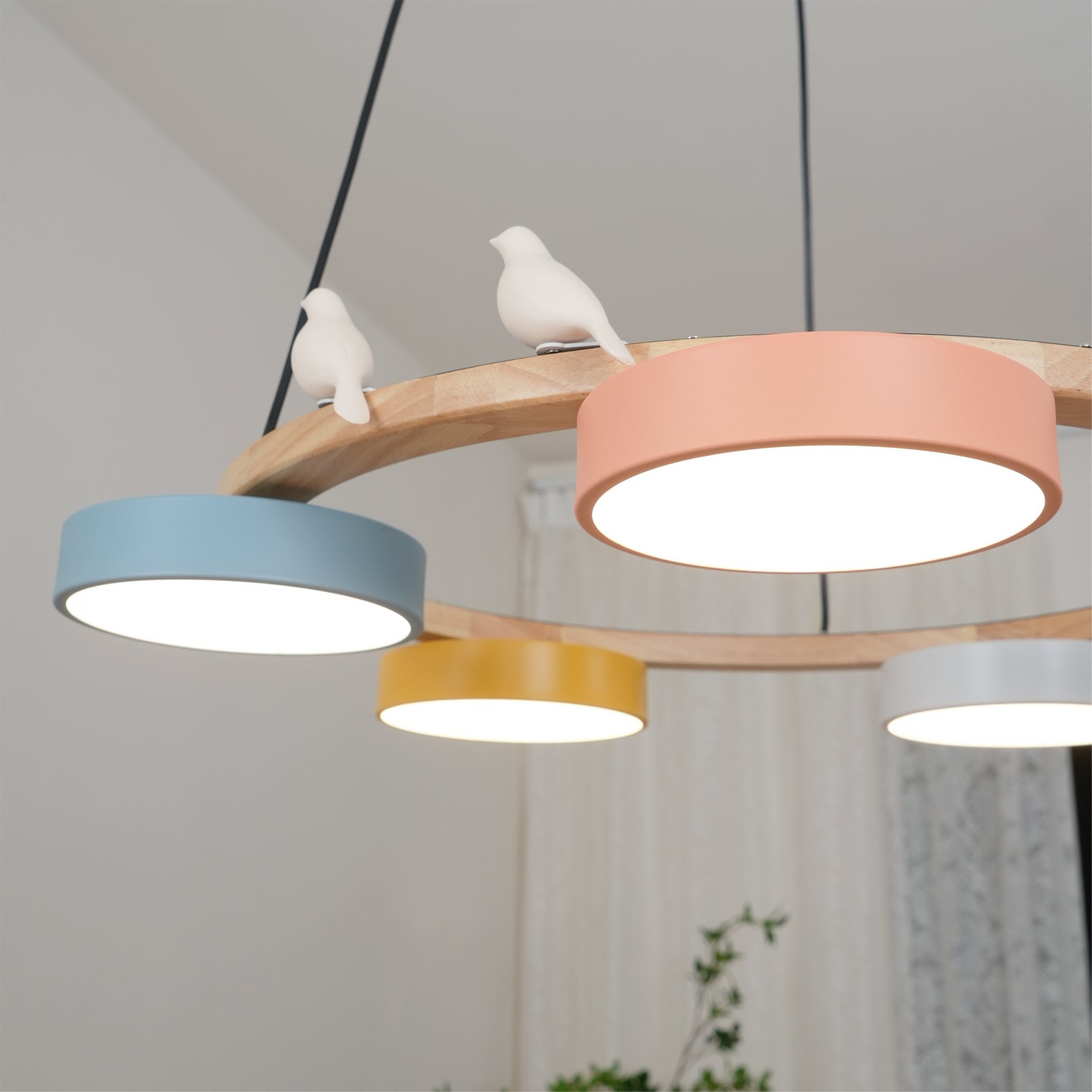 Zerani | Lampadario Rotondo con Design per Uccelli, Struttura in Legno e Illuminazione LED Integrata