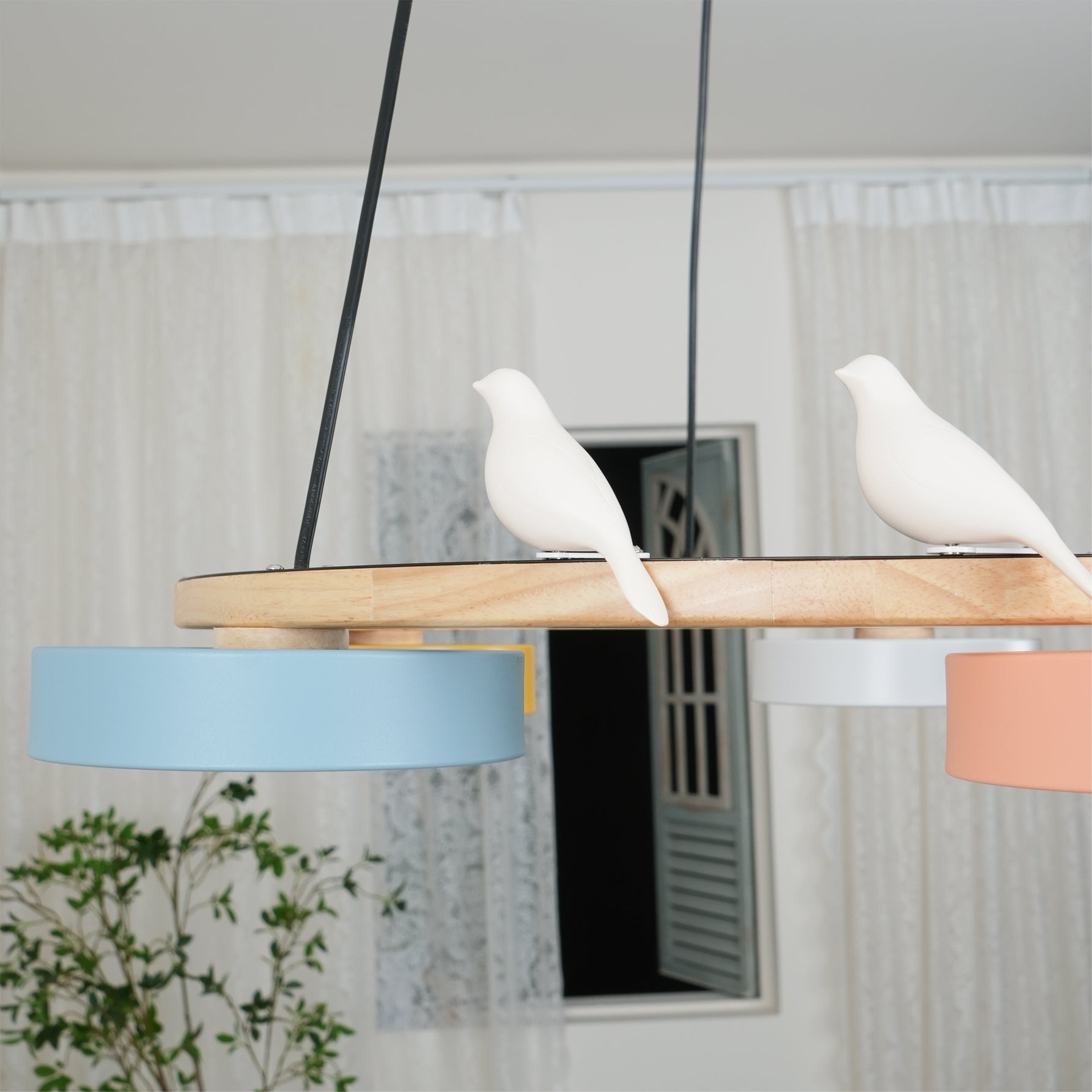 Zerani | Lampadario Rotondo con Design per Uccelli, Struttura in Legno e Illuminazione LED Integrata