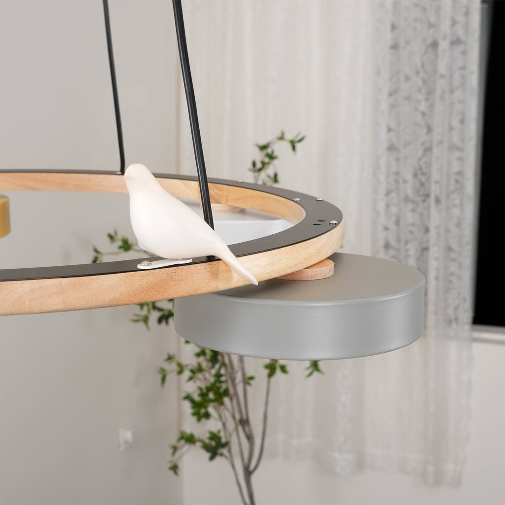 Zerani | Lampadario Rotondo con Design per Uccelli, Struttura in Legno e Illuminazione LED Integrata