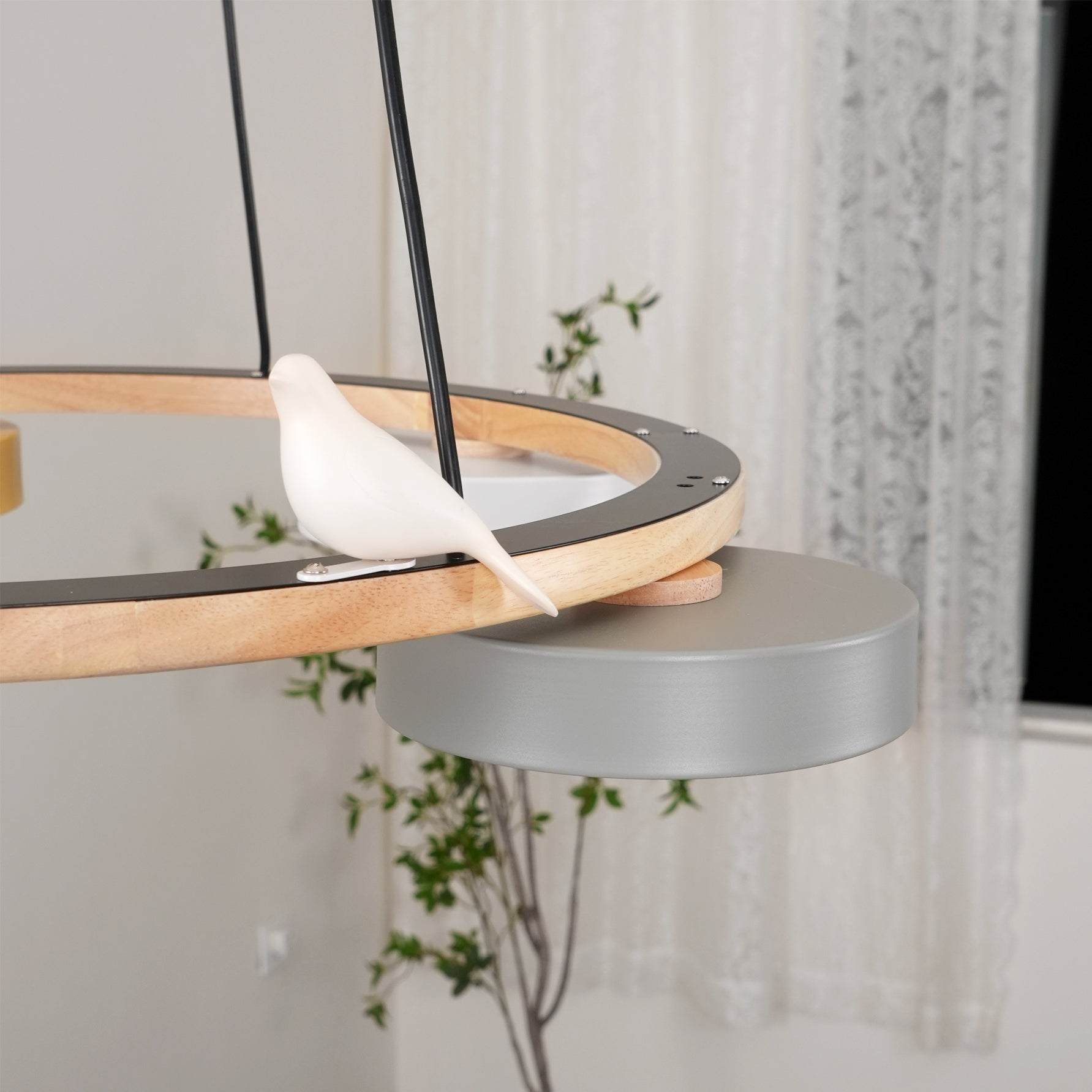 Zerani | Lampadario Rotondo con Design per Uccelli, Struttura in Legno e Illuminazione LED Integrata