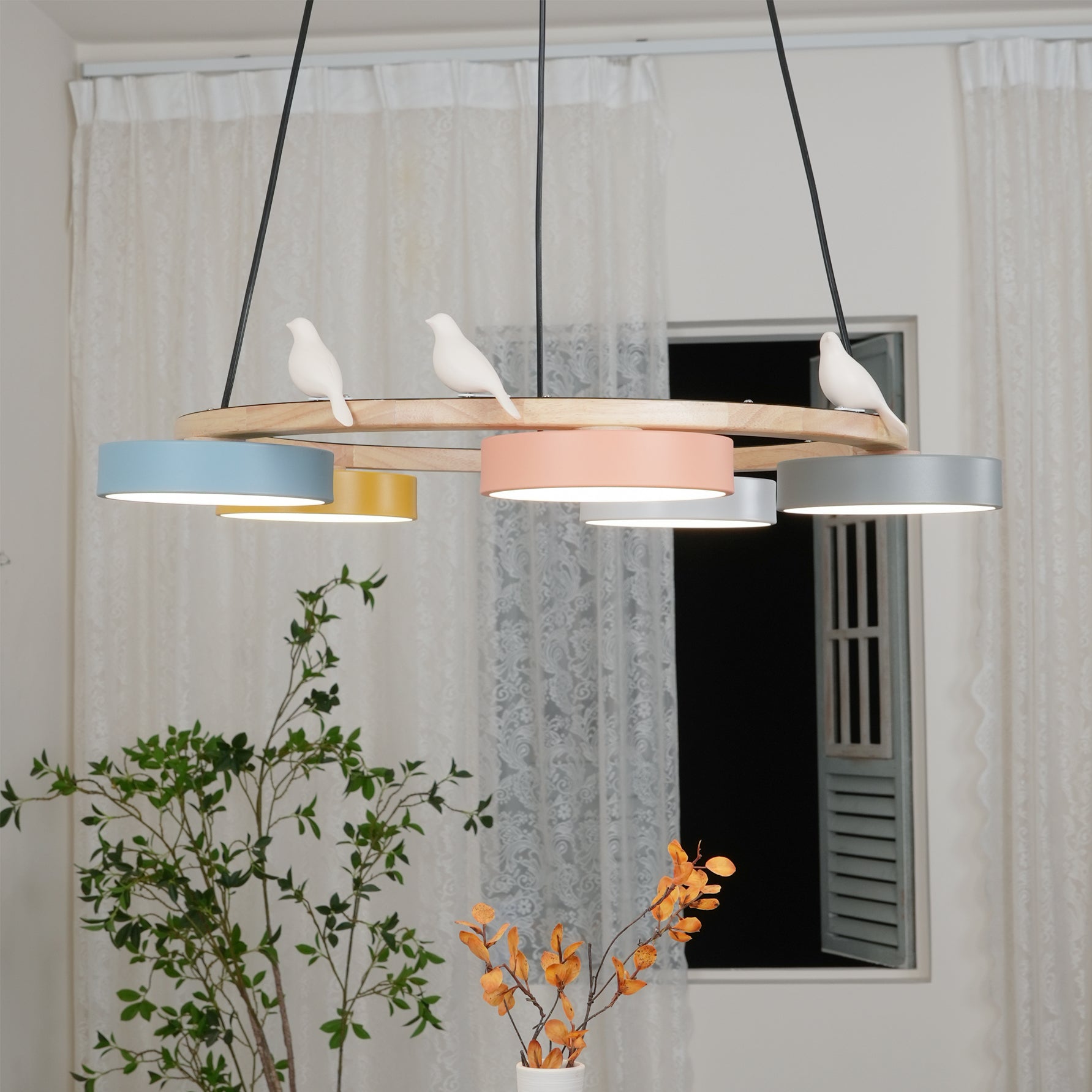 Zerani | Lampadario Rotondo con Design per Uccelli, Struttura in Legno e Illuminazione LED Integrata
