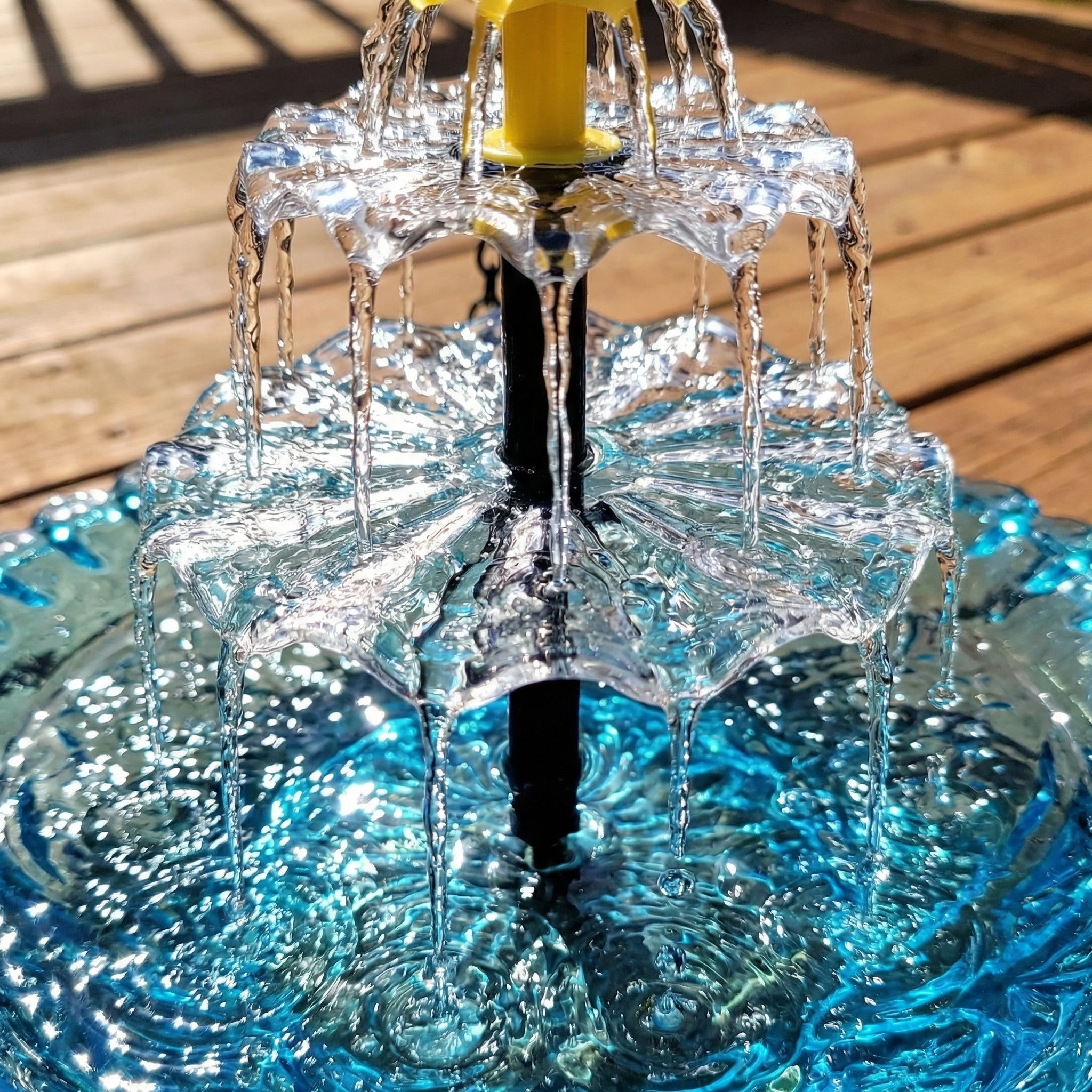 Fontana per uccelli appesa a energia solare con fontana | Due livelli | Ciotola in vetro | Aquavio