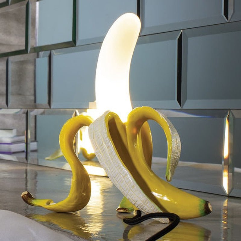 NoirLume – Lampada da tavolo nera elegante con dettagli in rame e luce calda