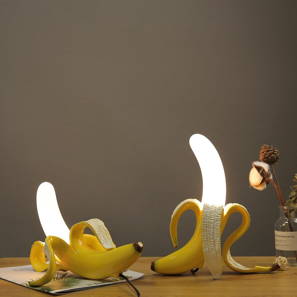NoirLume – Lampada da tavolo nera elegante con dettagli in rame e luce calda