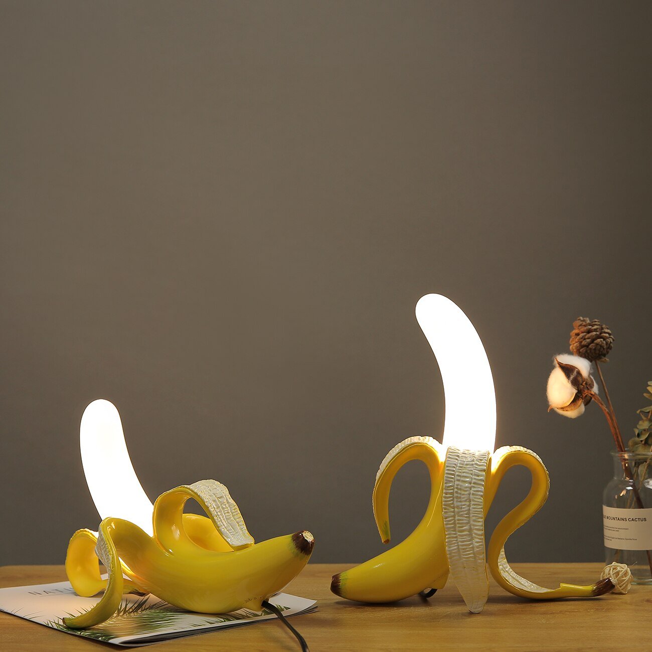 NoirLume – Lampada da tavolo nera elegante con dettagli in rame e luce calda