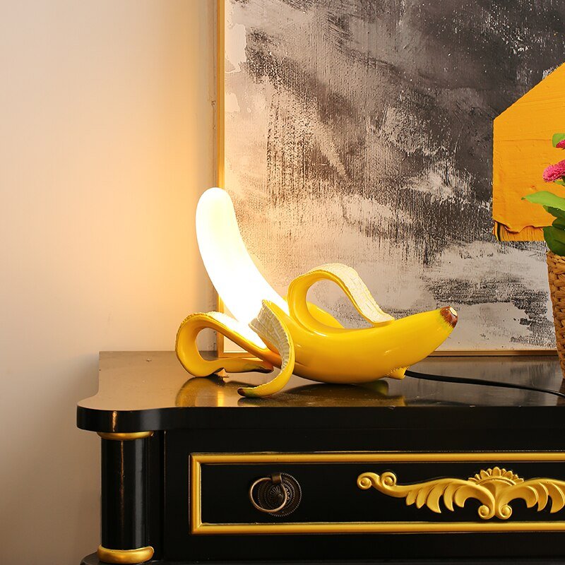 NoirLume – Lampada da tavolo nera elegante con dettagli in rame e luce calda