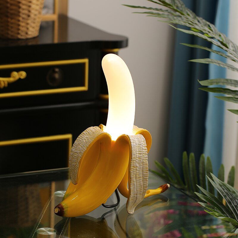 NoirLume – Lampada da tavolo nera elegante con dettagli in rame e luce calda