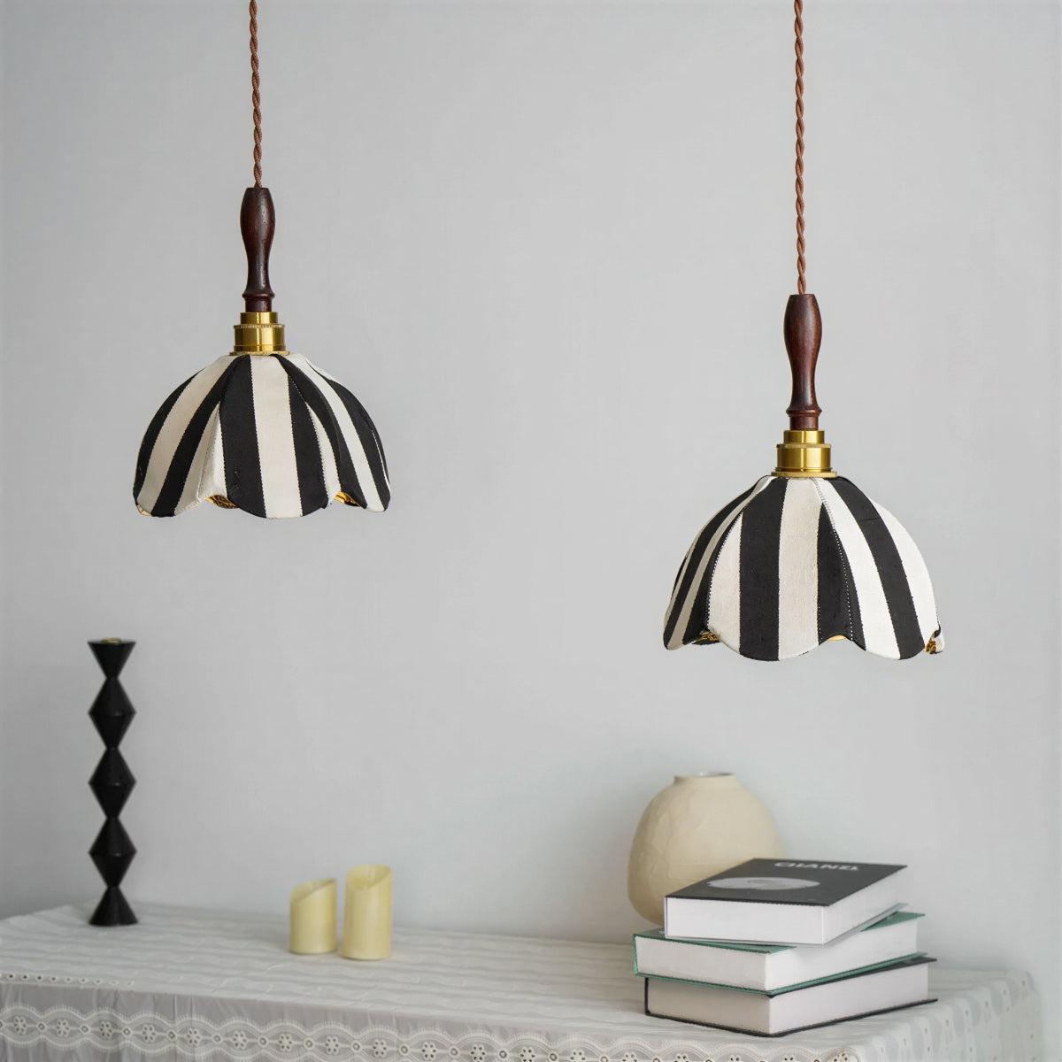 Lampada a Sospensione Moderna a Strisce con Design a Tulipano