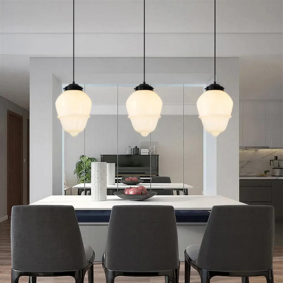 Lampada a sospensione elegante con paralume geometrico satinato
