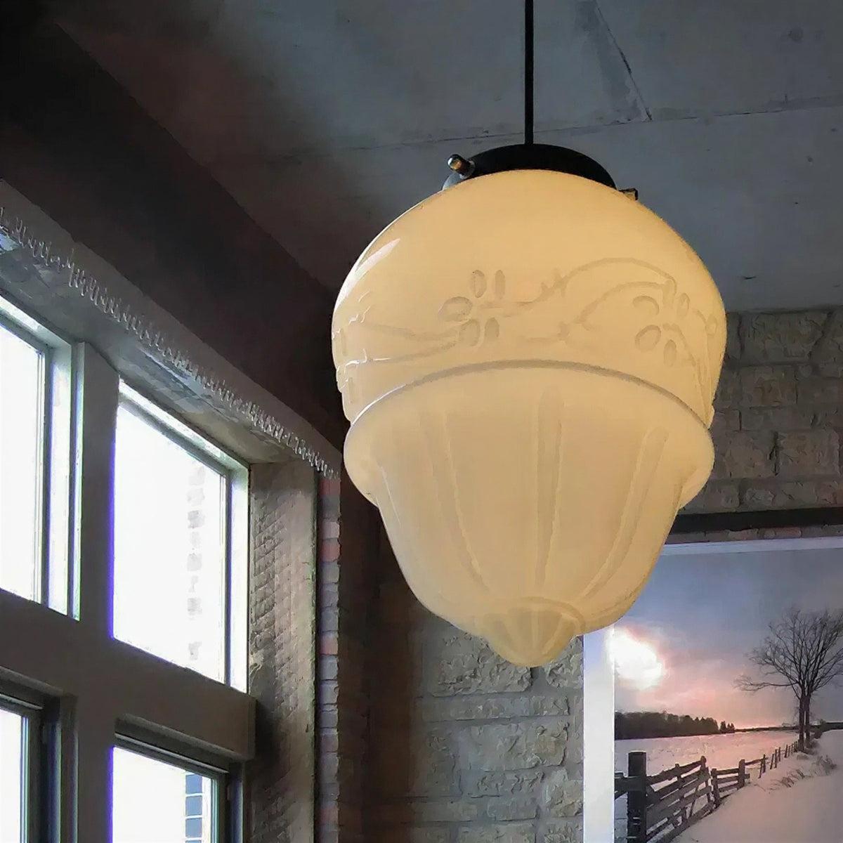 Lampada a sospensione elegante con paralume geometrico satinato