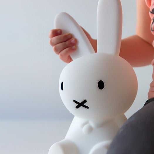 Lampada da tavolo | Iconico punto focale per la casa | Figura minimalista di coniglio | BunnyNest