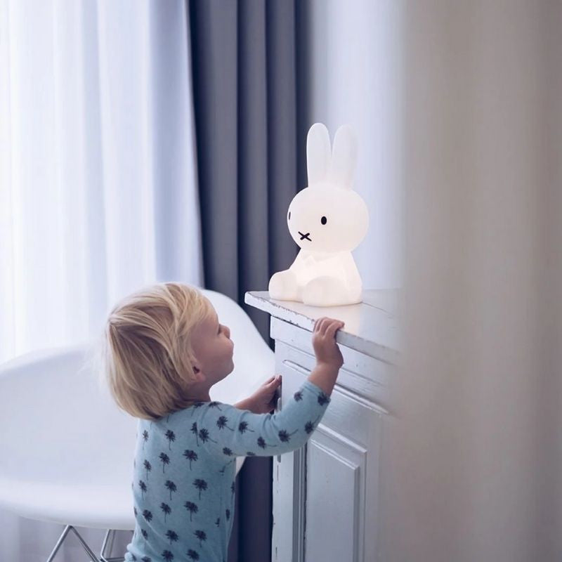 Lampada da tavolo | Iconico punto focale per la casa | Figura minimalista di coniglio | BunnyNest
