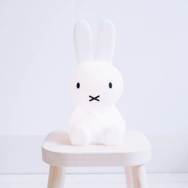 Lampada da tavolo | Iconico punto focale per la casa | Figura minimalista di coniglio | BunnyNest