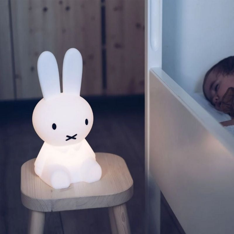 Lampada da tavolo | Iconico punto focale per la casa | Figura minimalista di coniglio | BunnyNest