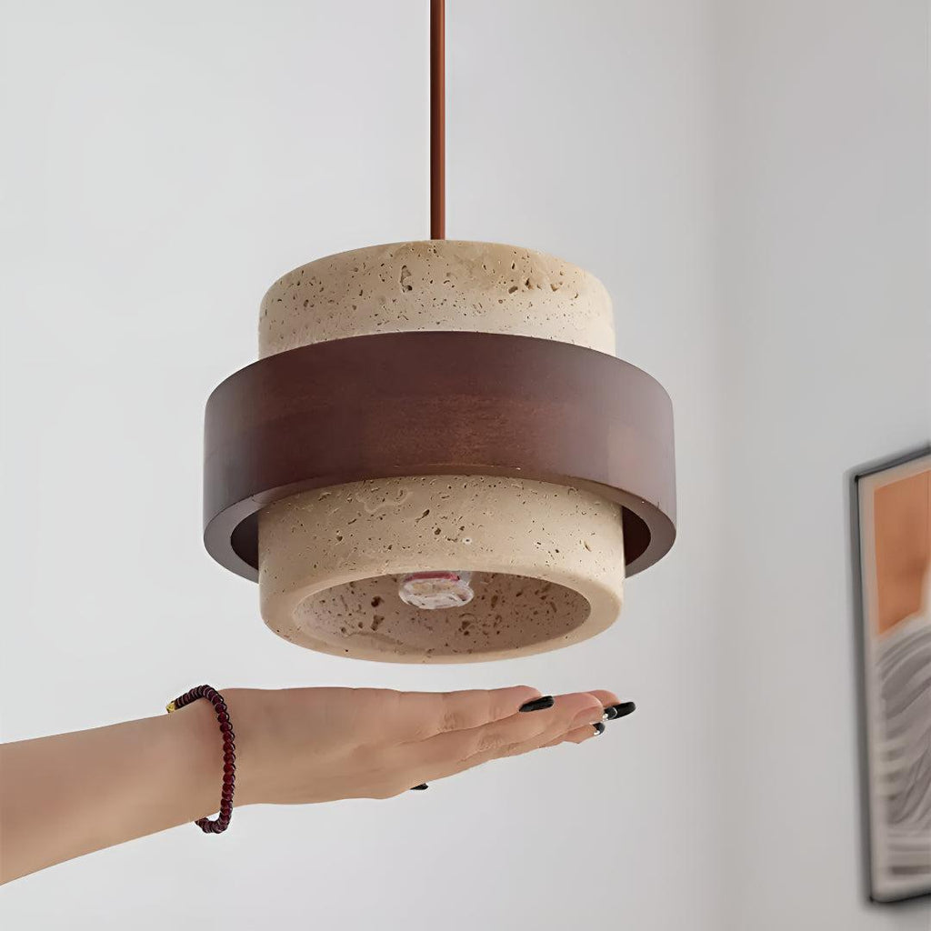 Illuminazione a Sospensione in Travertino per Isola Cucina e Zona Pranzo