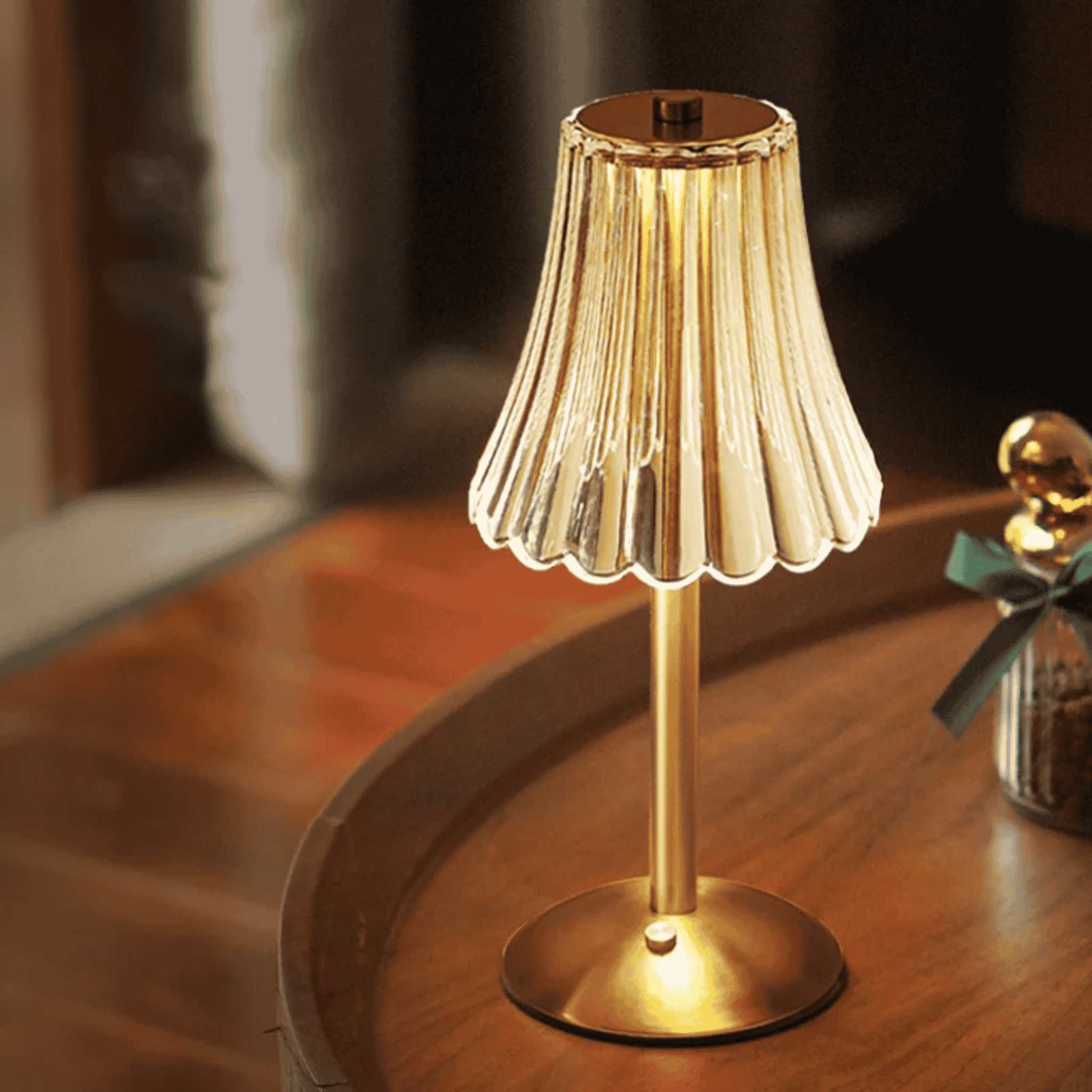 Lampada da Tavolo Ricaricabile con Paralume in Vetro Rigato e Luce LED