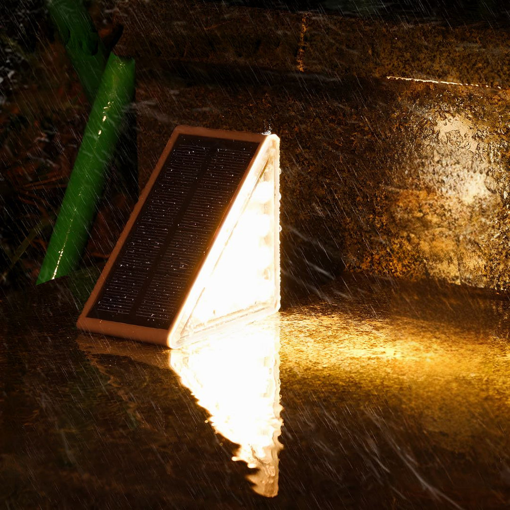 Luci LED a Passo Alimentate da Sole per Esterni con Design Triangolare