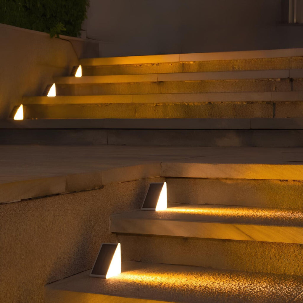 Luci LED a Passo Alimentate da Sole per Esterni con Design Triangolare