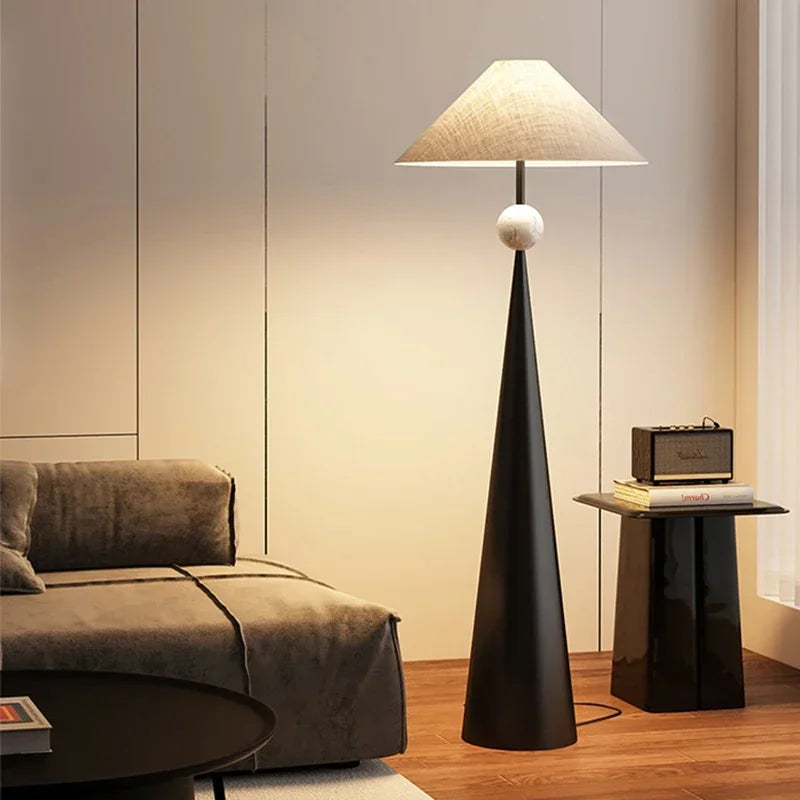 Dixora – Lampada da Terra Japandi con Design Conico