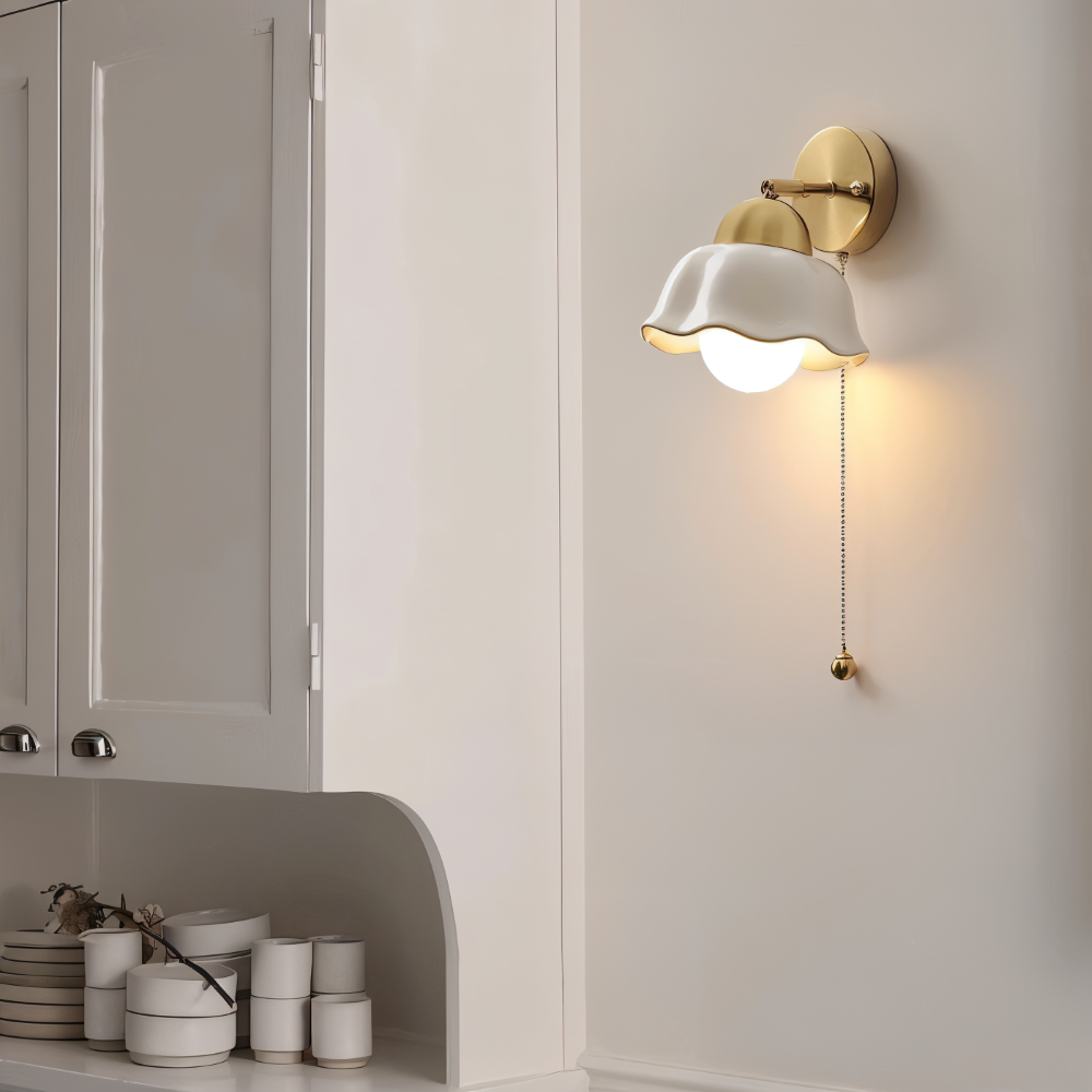 FleurLume – Lampada da Parete in Bianco e Oro con Design Floreale Francese Classico per Camera da Letto