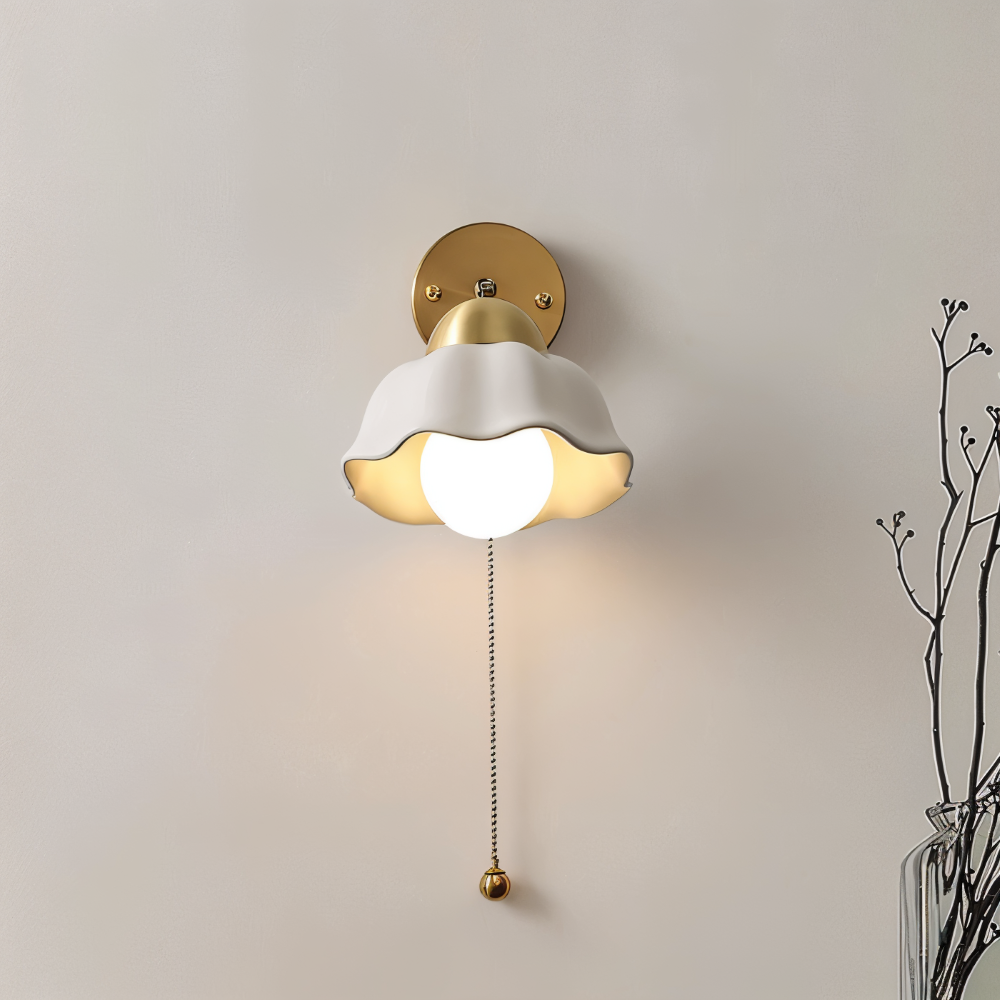 FleurLume – Lampada da Parete in Bianco e Oro con Design Floreale Francese Classico per Camera da Letto