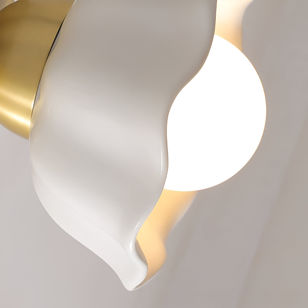 FleurLume – Lampada da Parete in Bianco e Oro con Design Floreale Francese Classico per Camera da Letto