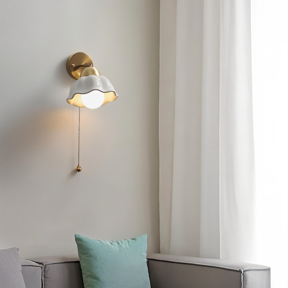 FleurLume – Lampada da Parete in Bianco e Oro con Design Floreale Francese Classico per Camera da Letto