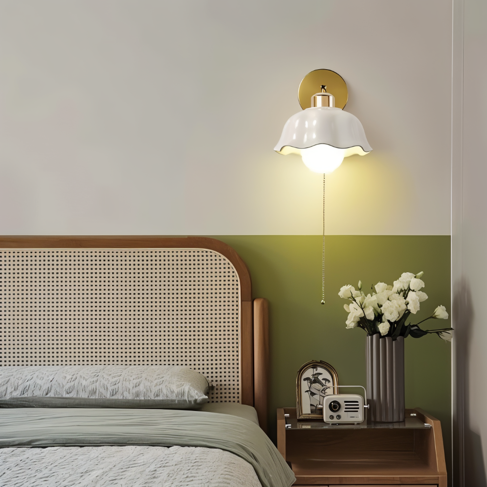 FleurLume – Lampada da Parete in Bianco e Oro con Design Floreale Francese Classico per Camera da Letto