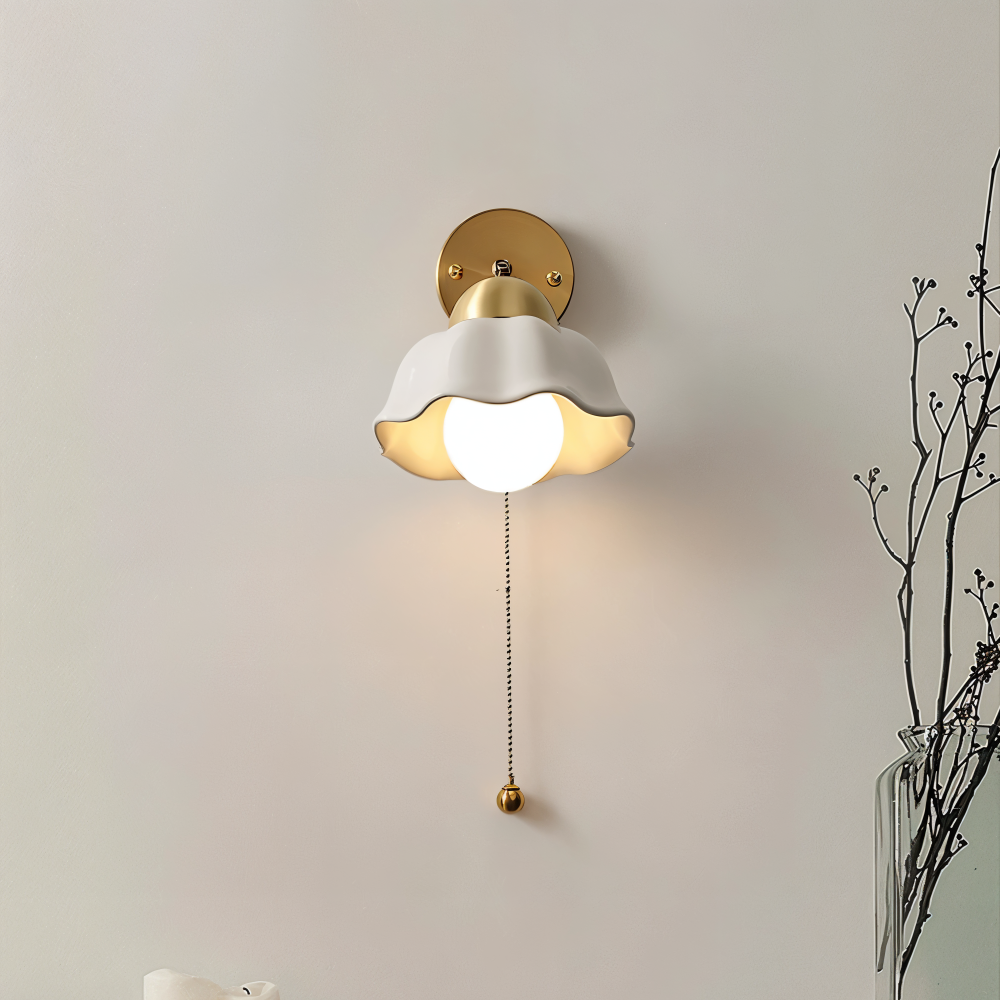 FleurLume – Lampada da Parete in Bianco e Oro con Design Floreale Francese Classico per Camera da Letto