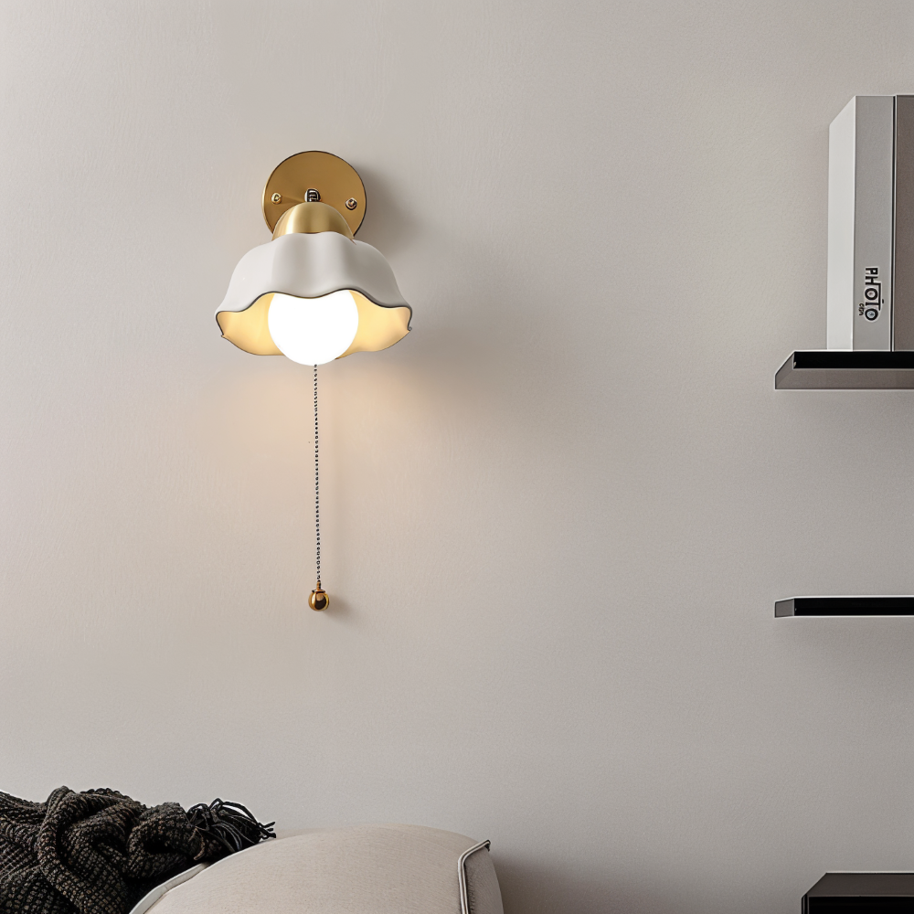 FleurLume – Lampada da Parete in Bianco e Oro con Design Floreale Francese Classico per Camera da Letto