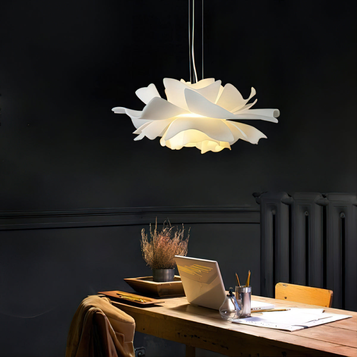 Nerovia | Sospensione Moderna con Fiore Bianco e Luce Ambientale Morbida