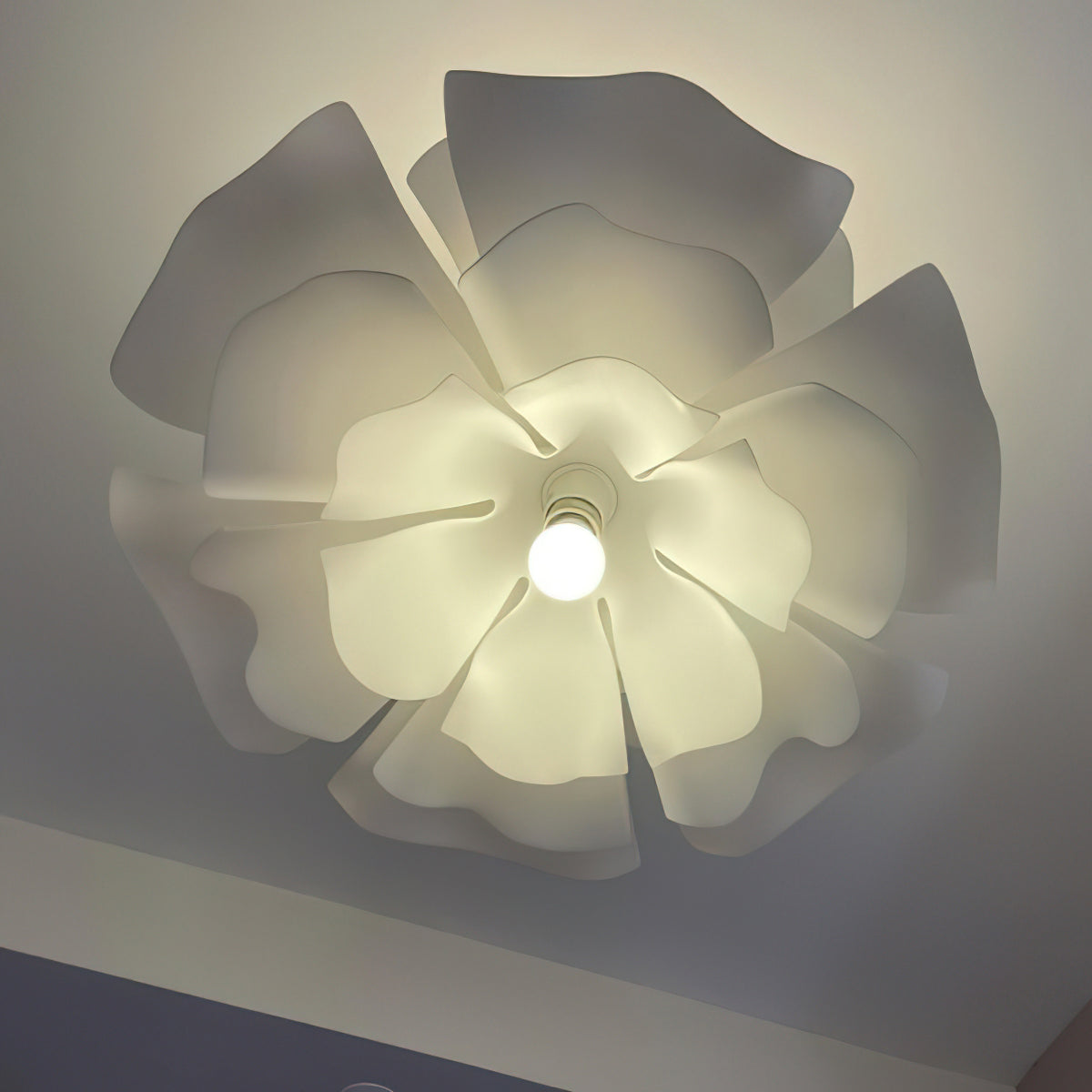 Nerovia | Sospensione Moderna con Fiore Bianco e Luce Ambientale Morbida