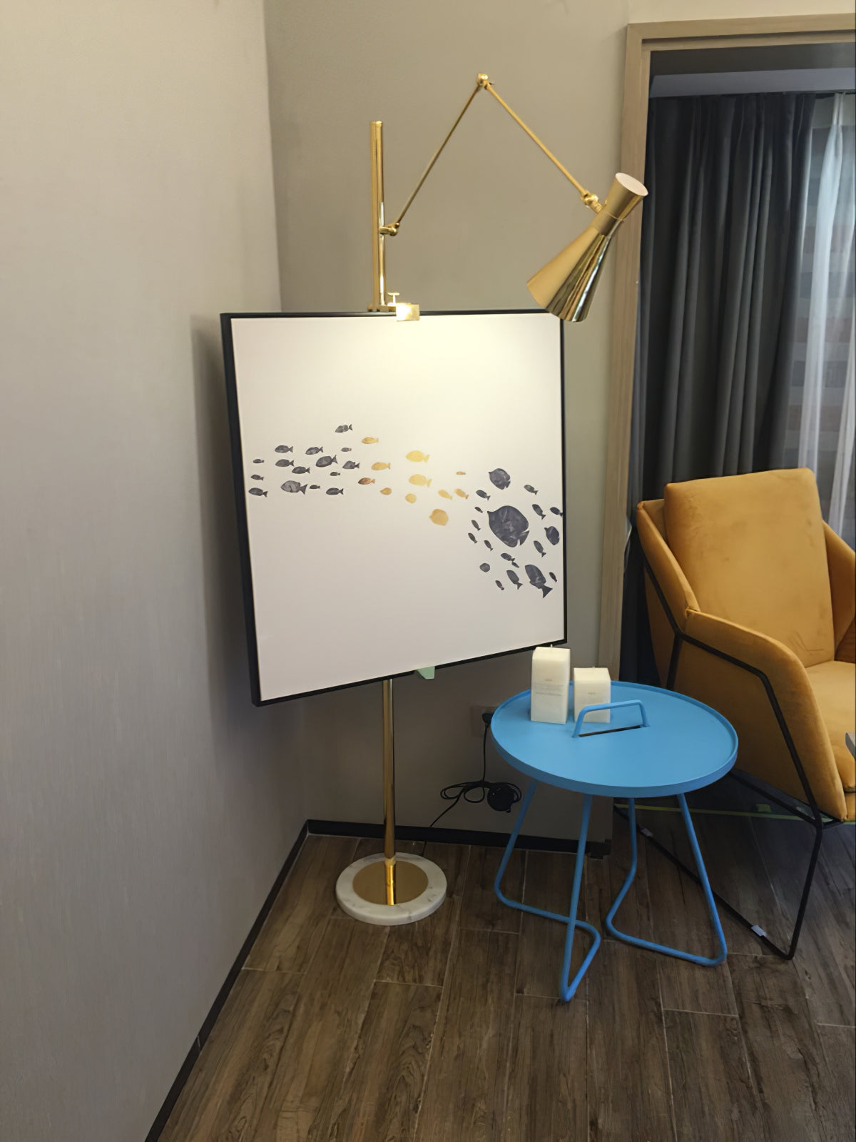 Seraya | Luce da pavimento per esposizione artistica con base in marmo per illuminazione interna elegante