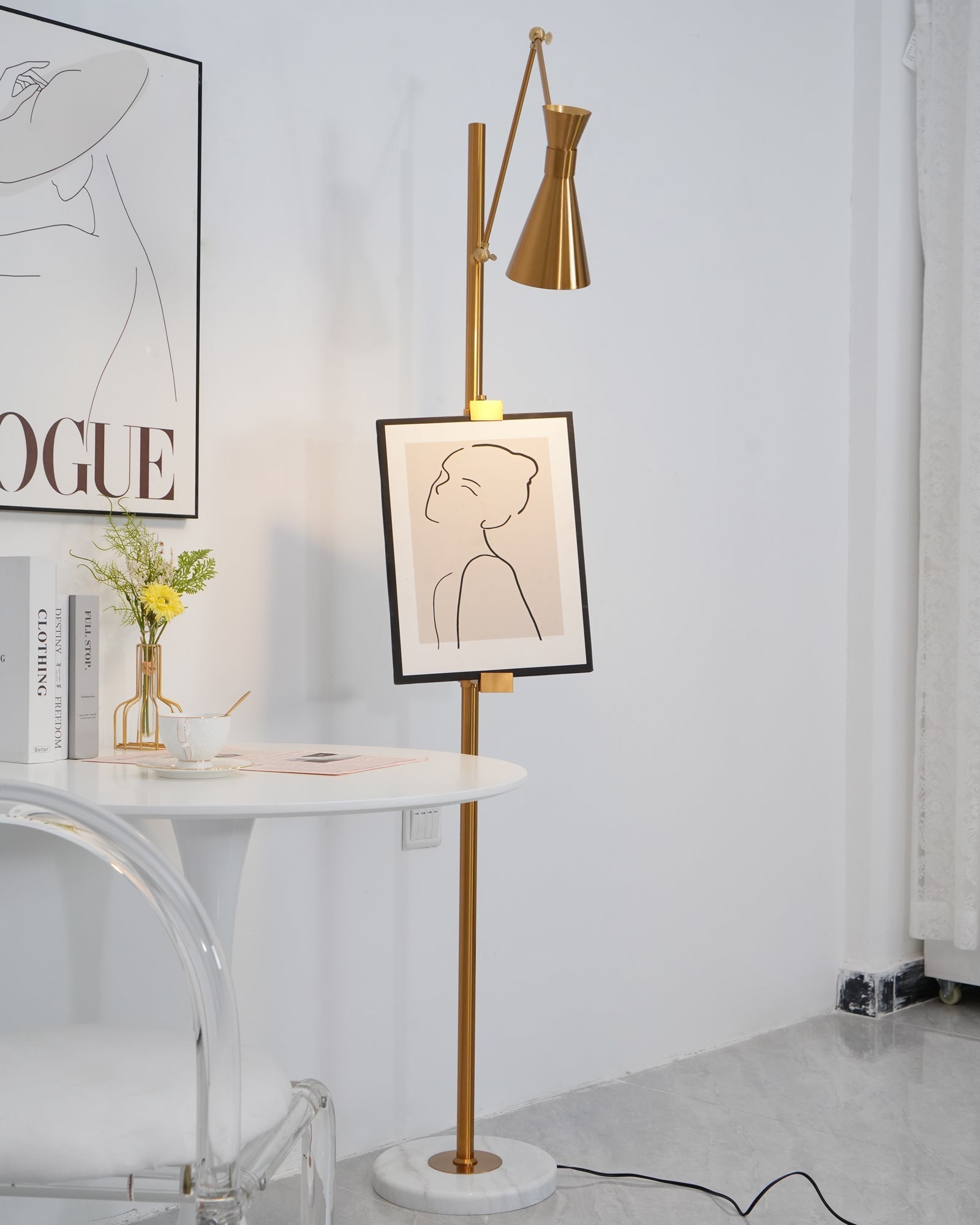 Seraya | Luce da pavimento per esposizione artistica con base in marmo per illuminazione interna elegante