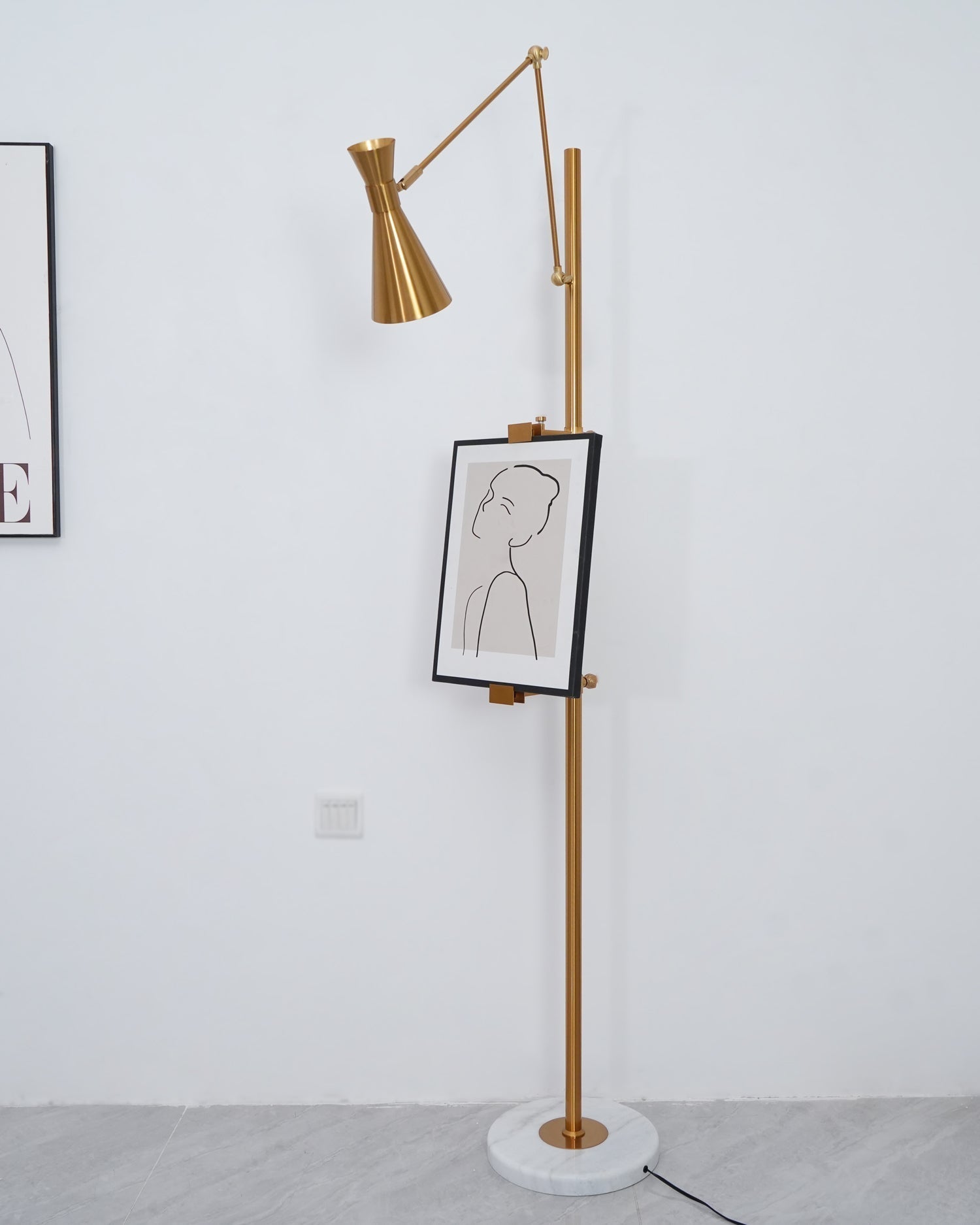 Seraya | Luce da pavimento per esposizione artistica con base in marmo per illuminazione interna elegante