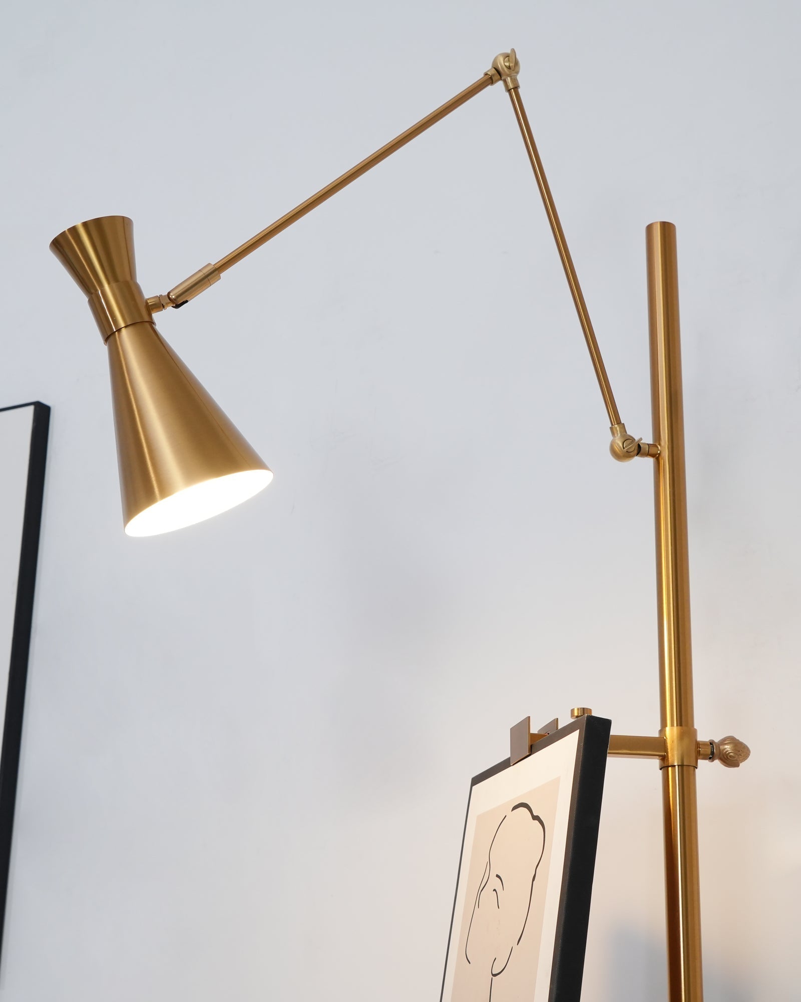 Seraya | Luce da pavimento per esposizione artistica con base in marmo per illuminazione interna elegante